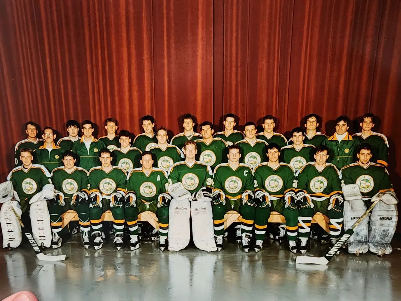 Sioux City Musketeers team portrait, the full roster in green and gold jerseys